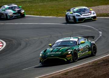 British Racing Green in der ADAC GT4 Germany: Der Aston Martin Vantage GT4 von Dörr Motorsport