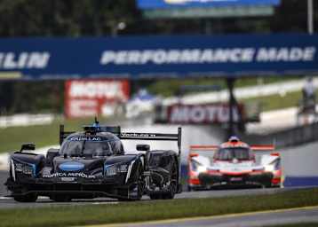 Der Cadillac DPi von WTR vor dem Acura DPi auf der Strecke von Road Atlanta