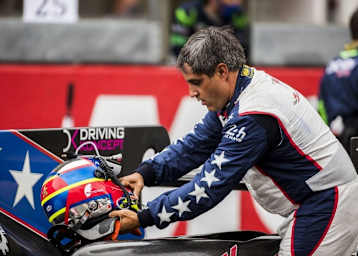 Juan Pablo Montoya neben dem Oreca 07 bei den 24h von Le Mans 2020