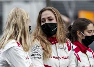 Sophia Flörsch (Mitte) mit Beitske Visser und Tatiana Calderón