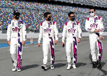 Bei den 24h Daytona noch zu viert: (v. li.) Jimmie Johnson, Mike Rockenfeller, Kamui Kobayashi und Simon Pagenaud