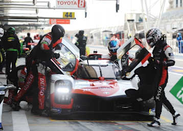 Boxenstopp beim siegreichen Toyota GR010 Hybrid in Bahrain