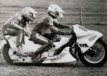 Tommy Kunert und Marco Hundsrucker 1996 auf einem 1000er-Gespann in England