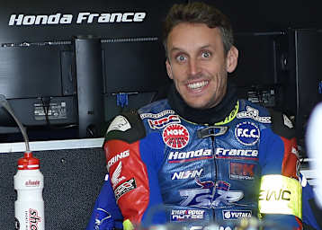 Freddy Foray steht in Episode 1 von «Between 2 Wheels» Rede und Antwort