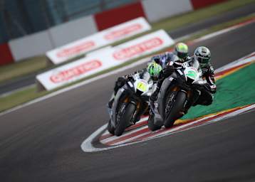 Andrew und Glenn Irwin demonstrierten die Stärke der Honda Fireblade