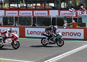 Mit knappem Vorsprung prescht John McPhee über die Ziellinie