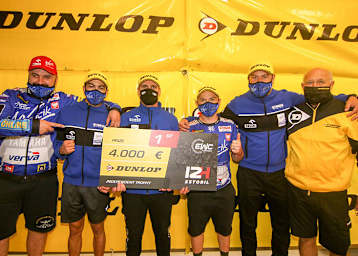 Das breite Grinsen von Adam Stepien (li.)  ist sogar unter dem Mund-Nasen-Schutz zu sehen