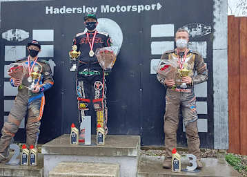 Sein Anzug blieb sauber: Kenneth Kruse Hansen (Mitte) fuhr bei der Dänischen Langbahn-Meisterschaft vorneweg