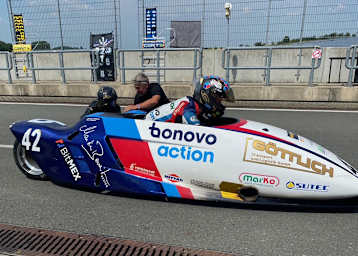 Lennard  und Uwe Göttlich und Gastbeifahrerin Mona vor der Taxifahrt