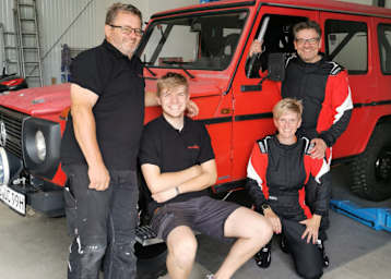 Christian, Ursula und Matias Ruppert (von rechts) sowie Rudi Weich vor dem «Roten Baron»