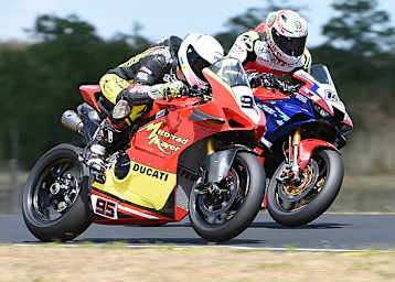 Rad-an-Rad-Duell zwischen Julian Mayer (Ducati) und Geri Gesslbauer (Honda)