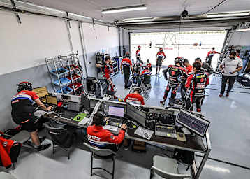 Kommandostand von Yoshimura SERT Motul