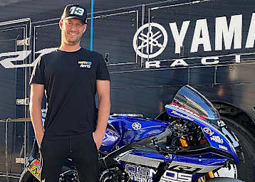 West vor der Yamaha mit der Startnummer 14