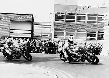 TT 1977: Phil Read auf der Britain Racing Team-Honda vor Mike Hailwood (Ducati)
