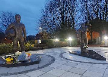 Die Gedenkstätte für William (li.) und seinem Vater Robert Dunlop in Ballymoney