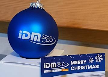 IDM-Promoter macht Geschenke
