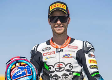 Ben Currie trägt eine Rennkombi für die Supersport-WM 2022 bereits ein