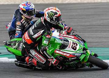 Der Crash zwischen Toprak Razgatlioglu und Jonathan Rea 