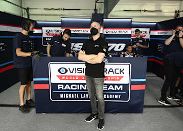 Michael Laverty in der Box seines Rennstalls