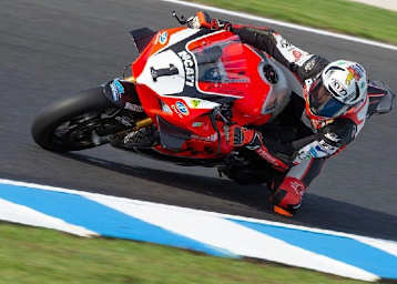 Die Ducati Panigale V4R von DesmoSport trägt die Nummer des Champions