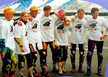 Christian Kellner (Mitte) holt mit Honda und Bridgestone den Titel