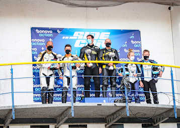 Schlosser/Fries (Mitte) ganz oben auf dem Podest, Reeves/Rousseau (l.), Streuer/de Haas (r.)