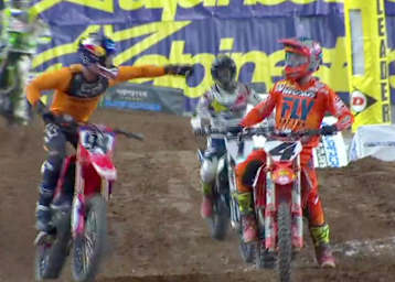 Blake Baggett (#4) siegte 2019 in Glendale, Ken Roczen (#94) gratuliert