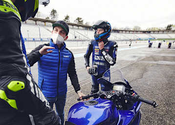 Sandro Cortese (Mitte) sagt, wo es lang geht