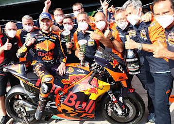 Brad Binder feiert, Tex Geissler (2. von rechts) ist begeistert