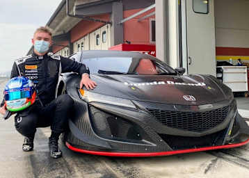 Marcus Påverud neben dem Honda NSX GT3 Evo