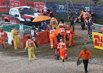 Manche Fahrer hatten offenbar keine Eile, die Bikes an die Box zu bringen