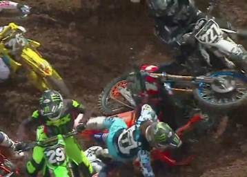 Chaos im Heatrace für Ferrandis, der angefahren wird