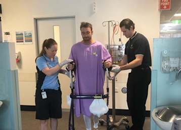 Dean Ferris bei seinen ersten Schritten im Krankenhaus