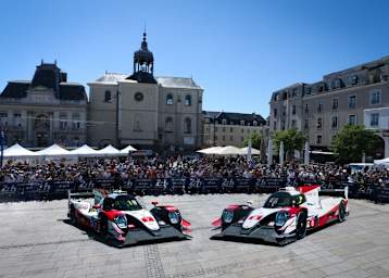Die beiden Oreca LMP2 des Toyota-Werksteams bei der technischen Abnahme in der virtuellen Innenstadt von Le Mans