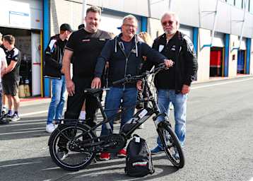 Thomas Deitenbach nahm ein E-Bike von Denis Hertrampf und Benny Wilbers in Empfang