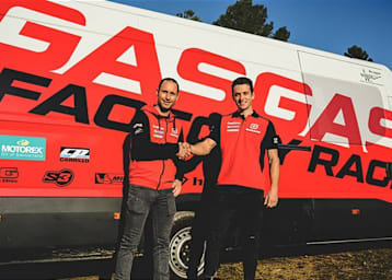 GASGAS-Teammanager Albert Cabestany mit seinem neuen Schützling Miquel Gelabert 
