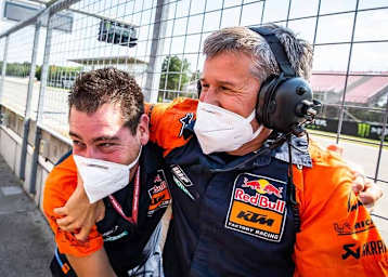 Tex Geißler (re.) nach dem Sieg von Brad Binder in Brünn