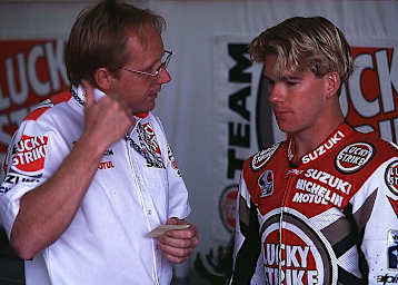 Anthony Gobert 1997 bei Suzuki mit Crew-Chief Stuart Shenton