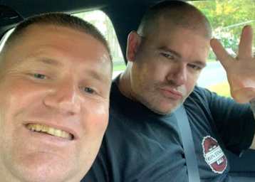 Anthony Gobert (rechts), links am Steuer Bruder Aaron