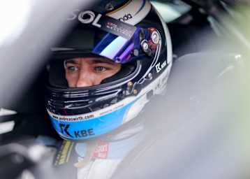 Andreas Wirth im Cockpit des Aston Martin Vantage GT4