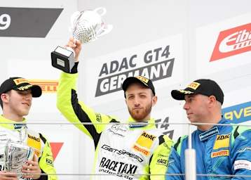 Hamza Owega (Mitte) gibt sein Debüt im ADAC GT Masters