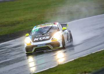 Der Porsche 718 Cayman GT4 vom Team75 Bernhard auf dem Lausitzring