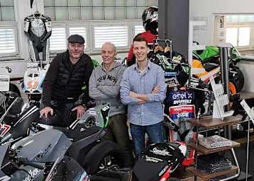 Konrad Hess (Mitte) legt eine Superbikepause ein