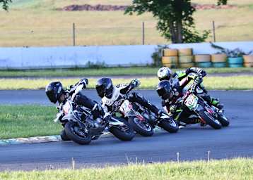 Auf der Strecke mit Helm