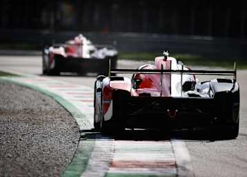Zeigen der Konkurrenz das Heck: Die beiden Toyota GR010 Hybrid in Monza