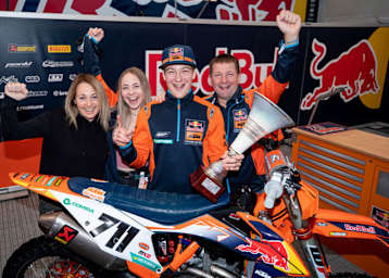 Der «Hoferbua» nach dem ersten GP-Sieg mit Papa Reini, Mama Karin und Schwester Nadine