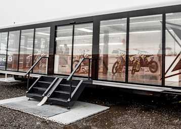 Das Husqvarna Werksteam rückte im letzten Jahr mit einem neuen Teamtruck aus