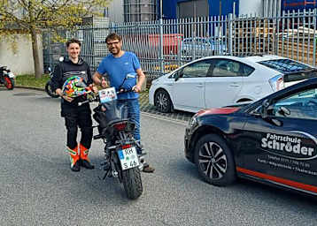 Gabriel Noderer (li.) mit Fahrlehrer Hans Schröder
