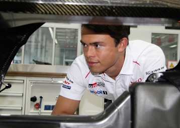 Nyck de Vries blickt ins Cockpit des Toyota TS050 Hybrid