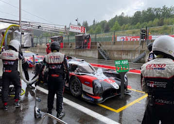 Regen: Der Toyota TS050 Hybrid in der Boxengasse von Spa-Francorchamps